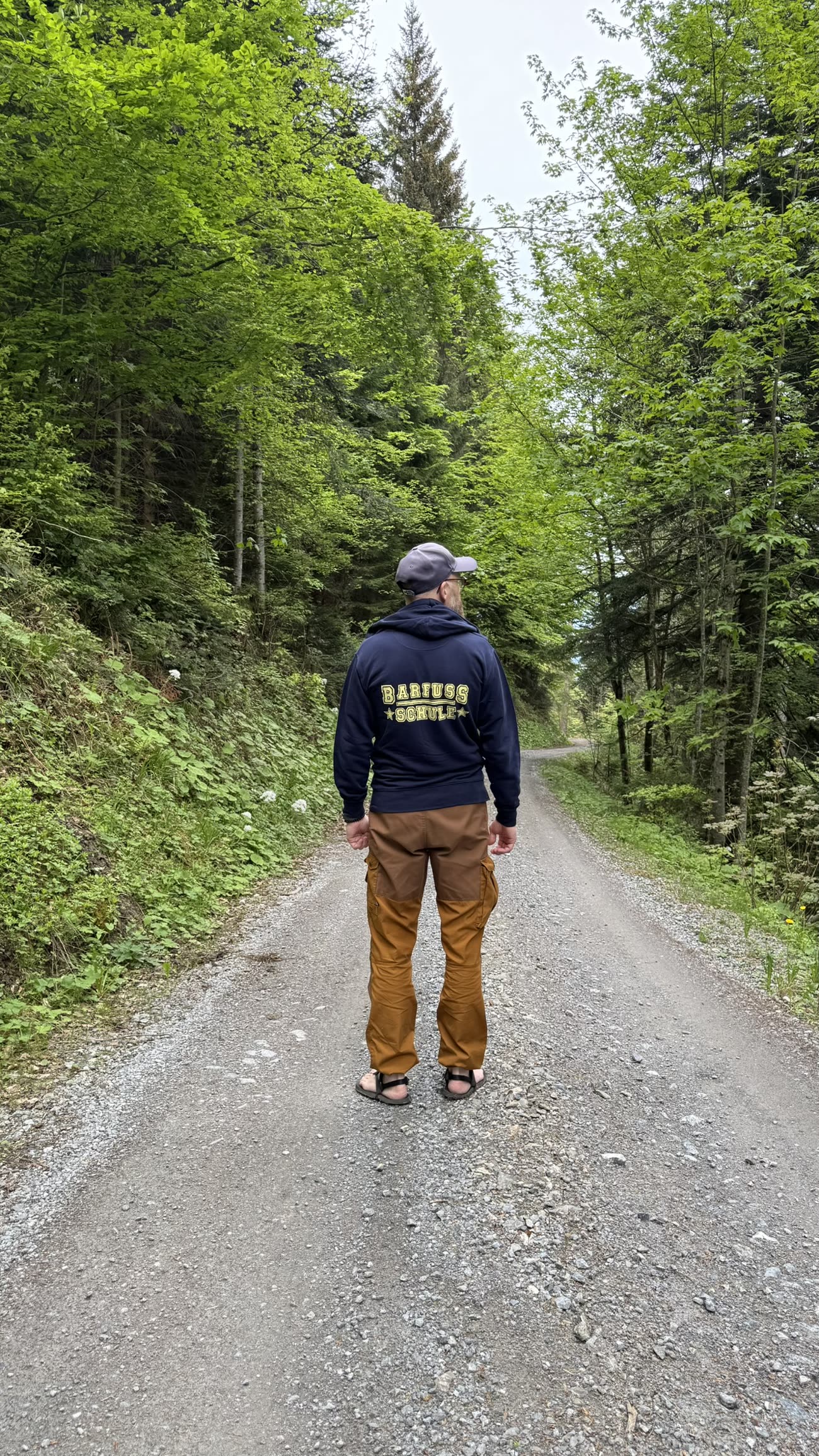 Thorsten Weber geht einen Waldweg entlang.